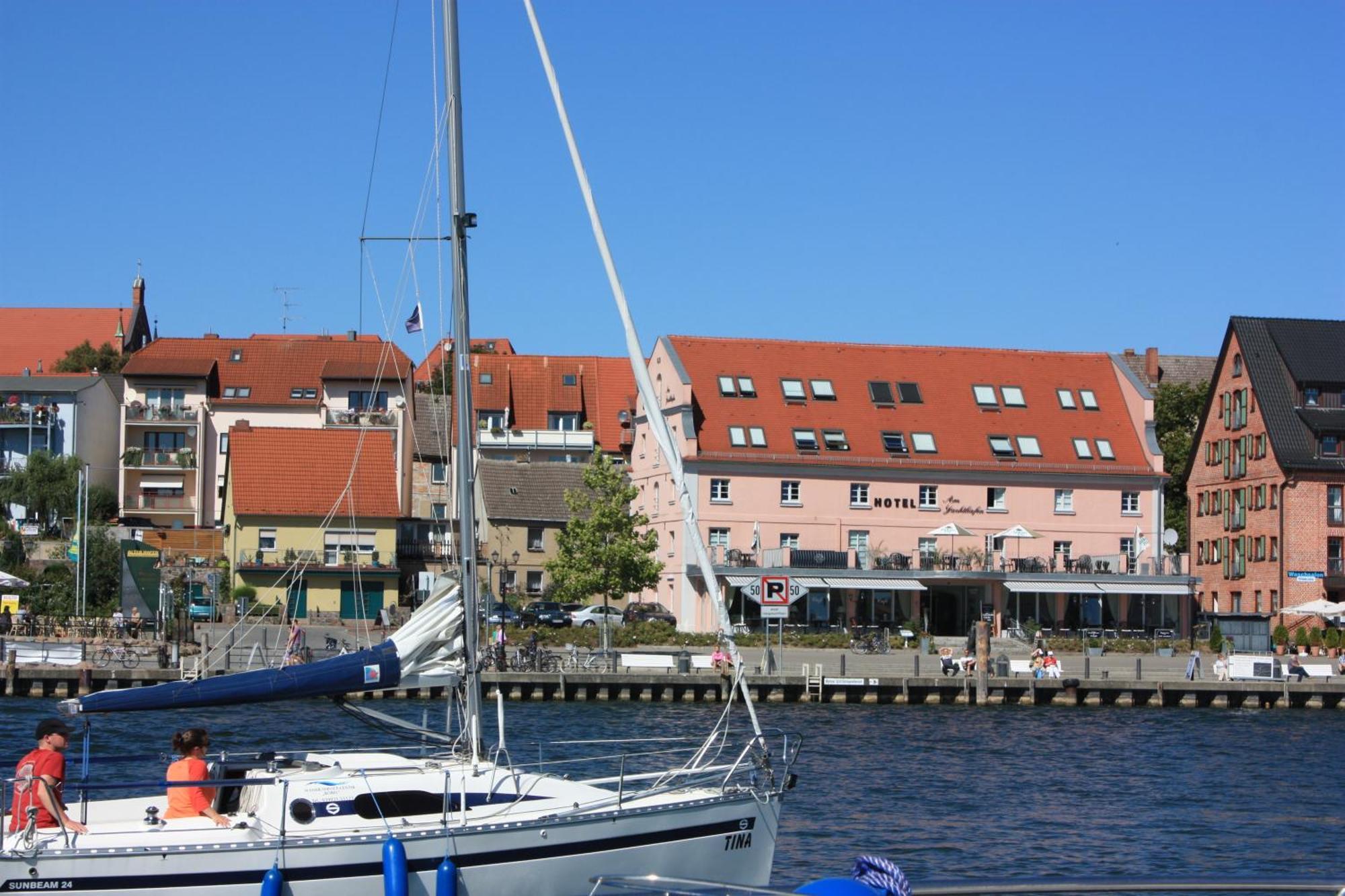 Hotel Am Yachthafen Waren  Eksteriør billede